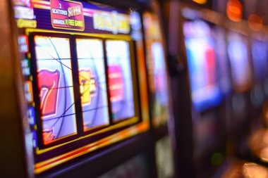 erek 60 platform interface showing football markets, live-dealer tables, and gaming options